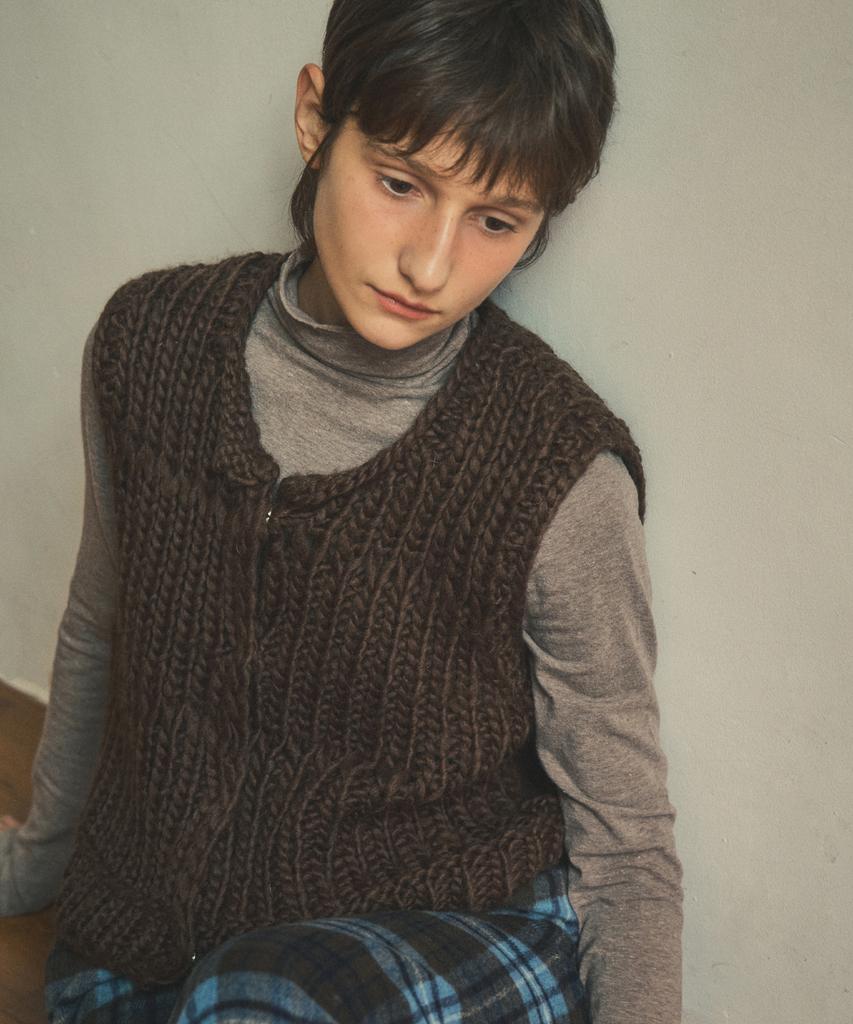 Aueonoseuteljia Real Handmade Crop Knit Vest_Brown