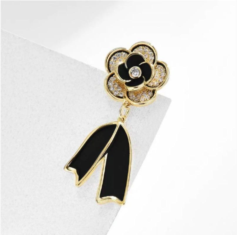 

Creative Retro Camellia Brooch Exquisite Personalized Pin Charm Art Jewelry Accessories Party Dark Style Pop Souvenir Gift