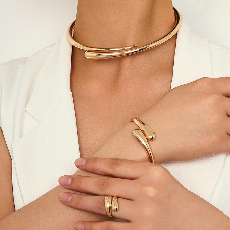 Ensemble de bijoux géométriques en métal chic: Bague, Collier Ras-du-cou et Bracelet pour Femme
