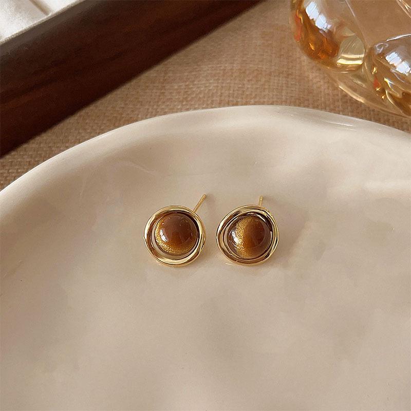 Elegant Pearl Stud Earrings: Simple, High-End Design for Autumn/Winter 2024