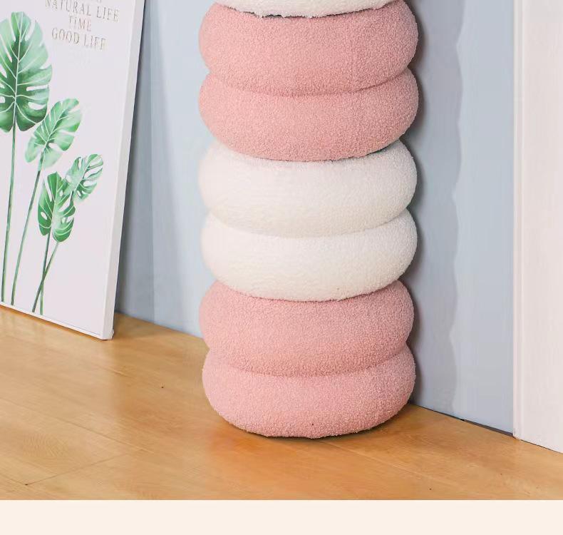 Rund krakk i lammeull - Kreativt, lavt design for stue, barnesofa, skoskiftebenk
