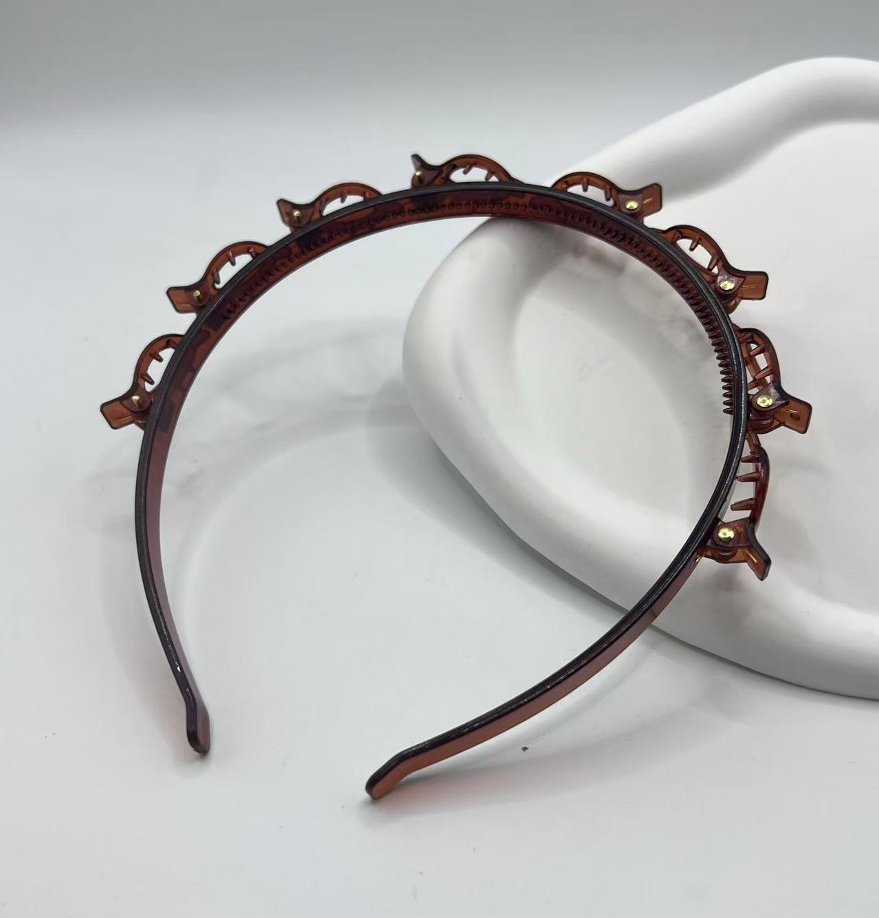 

Ретро плетеная повязка на голову Маленький зажим Зажим Челка Фиксирующий артефакт Многослойная полая плетеная повязка на голову Заколка для волос знаменитости Верхний зажим Заколка для волос 1PCS чёрный