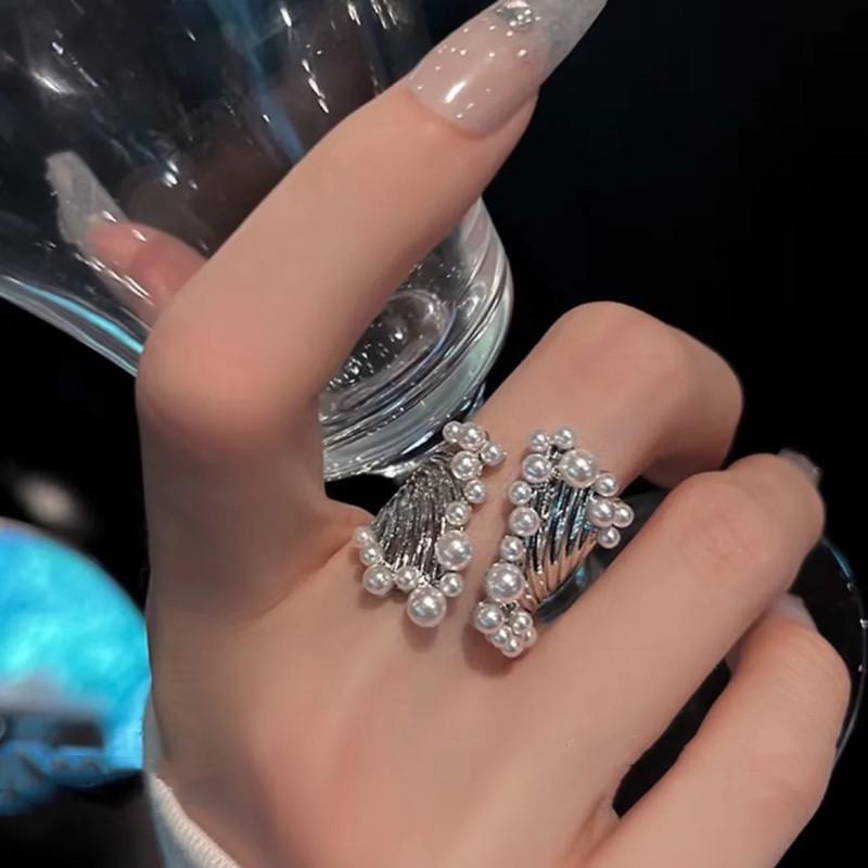 Elegante Anello Statement con Perla – Regolabile, Banda Larga Unica