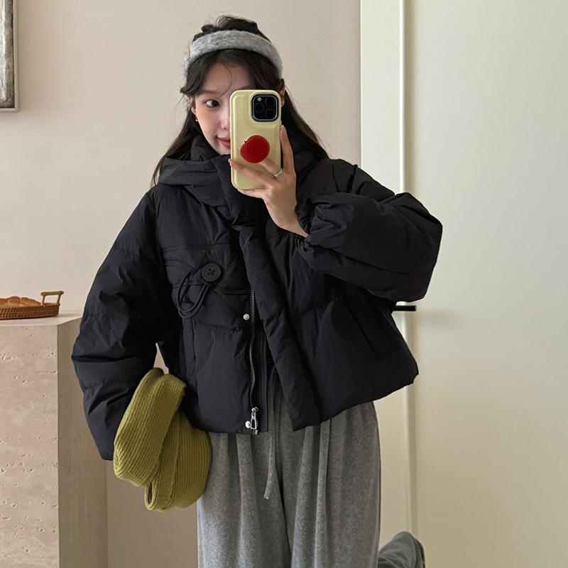 

High-end small down jacket women s short 2025 winter fashion design round buckle thickened bread jacket M чорний