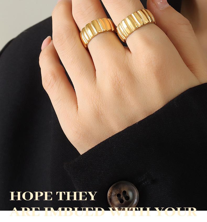 Marke Europäischer Stil Gerippter Streifen Offener Zeigefinger Ring - 18 Karat Gold Titanstahl Schmuck