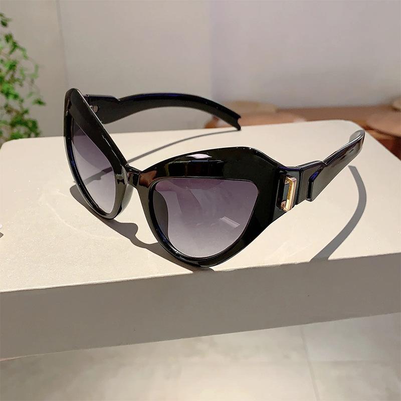 

Big Frame Vintage Cat Eye Sunglasses Women For Men Luxury Brand Designer Sun Glasses Popular Outdoor Goggle Punk Rivet Shades