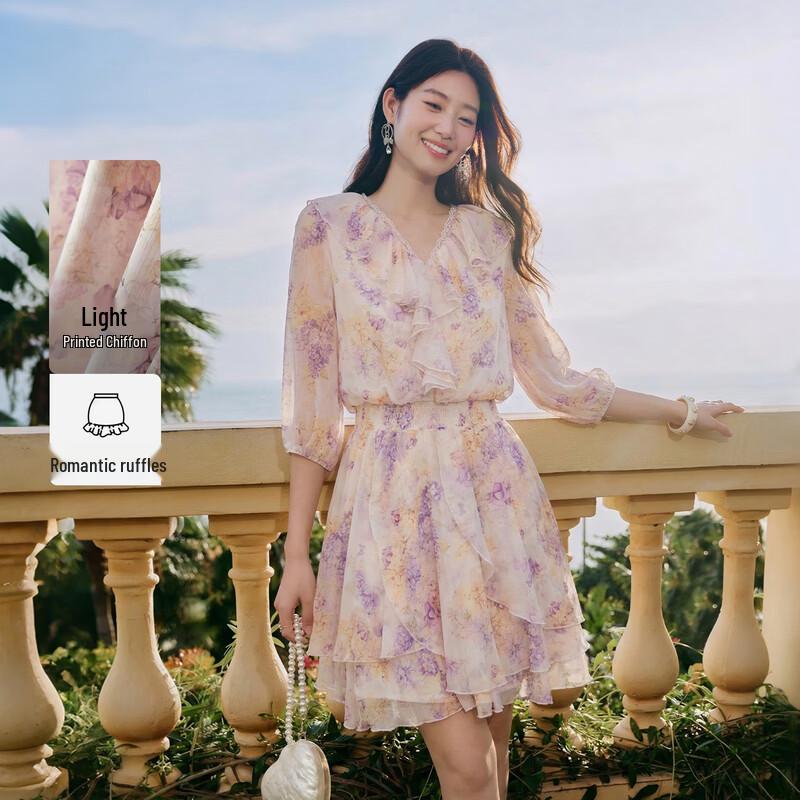 

Элегантное мини-платье А-силуэта с V-образным вырезом и оборками M