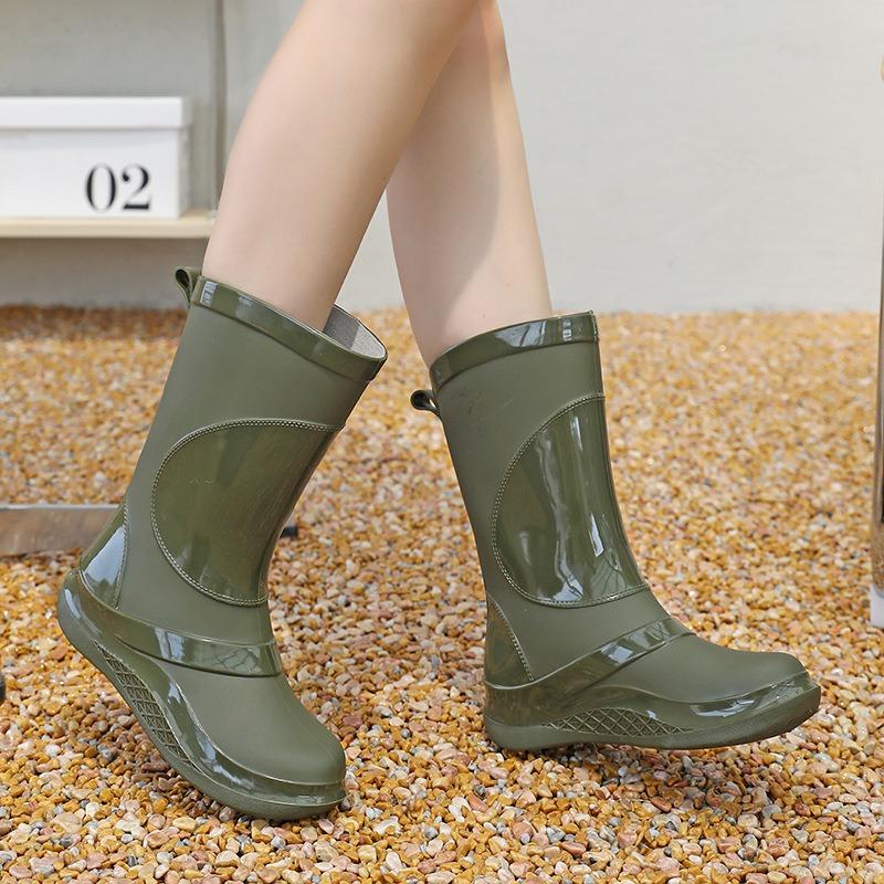 Versatile medium tube women's rain boots rainy day travel non-slip outsole rain shoes integrated forming water shoes rubber shoes women's rain shoes
