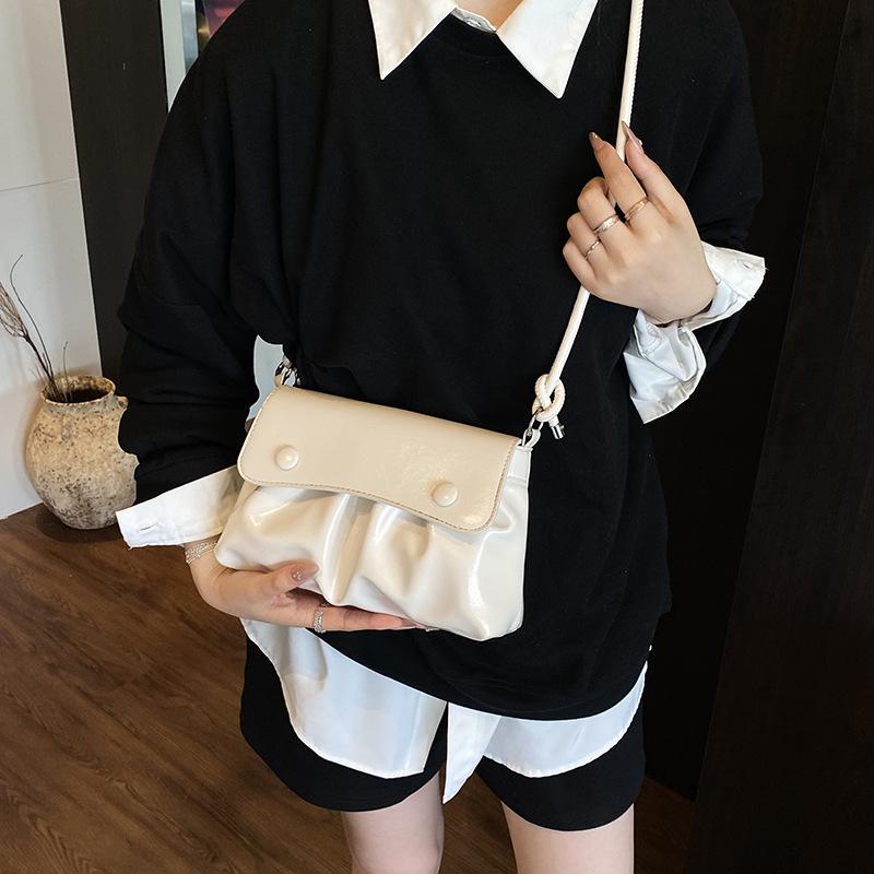 Korean version of simple and fashionable pleated underarm bag women's 2025 summer new casual commuting single shoulder oblique span small square bag