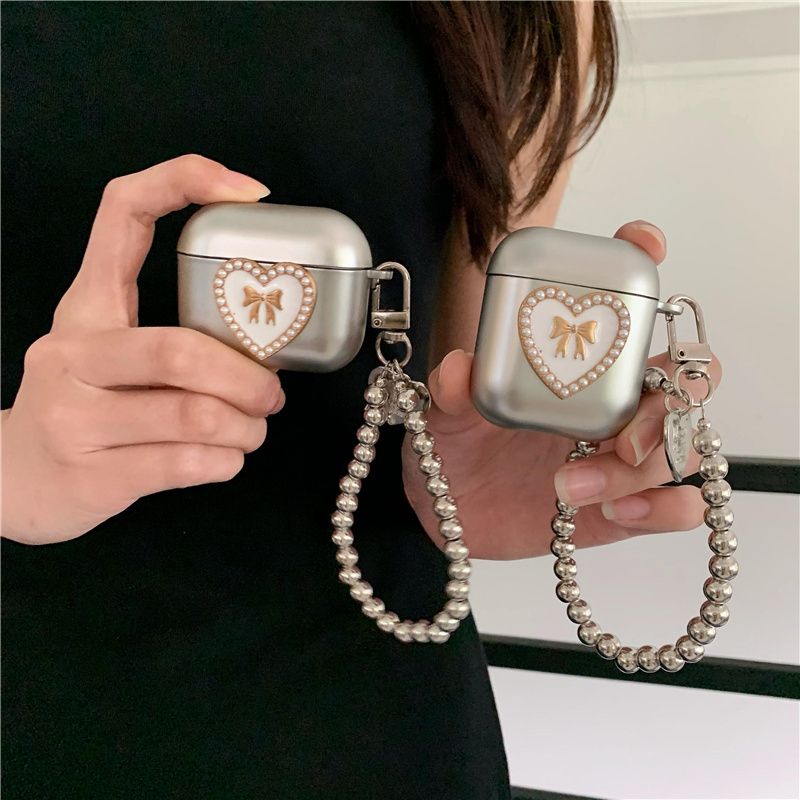 

to Apple 1/2 Generation Pearl Bracelet Protective Cover 3 Generation Pro2 Drop-Resistant Soft Box Advanced Niche Style 5 Generation Airpods4 Apple Airpods Pro Plating Heart Bows + bracelet