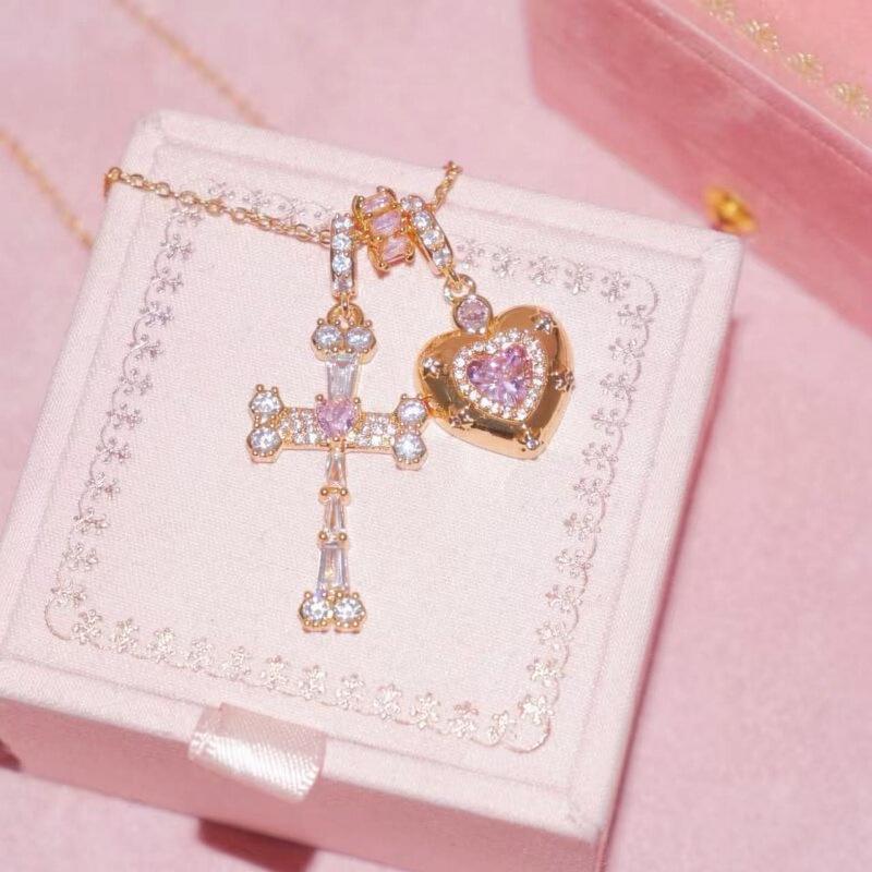 Zirconia Heart Necklace: Stylish Niche Design, Luxury Cross Clavicle Chain, Versatile Fashion Accessory for Women.