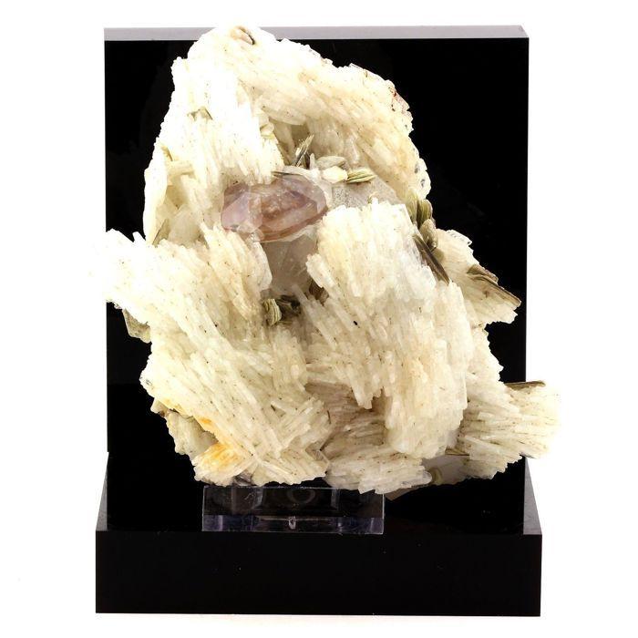 Apatite, Cleavelandite, Mica 2520.0 carats