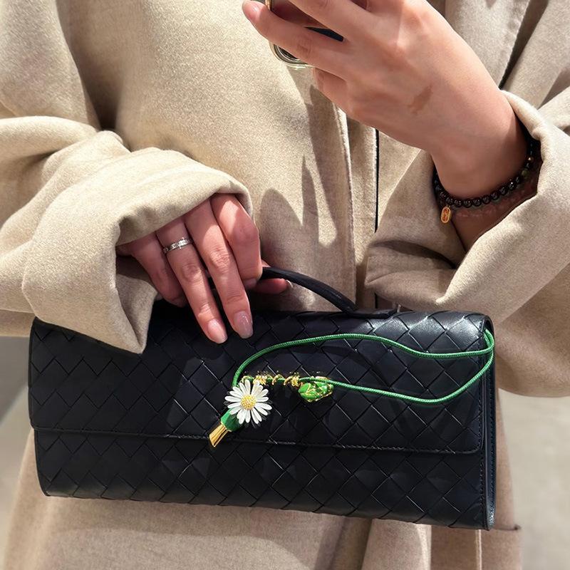 Cross-border new handwoven bag, daisy high-end lock, baguette bag, hand-held dinner bag, portable messenger women's bag