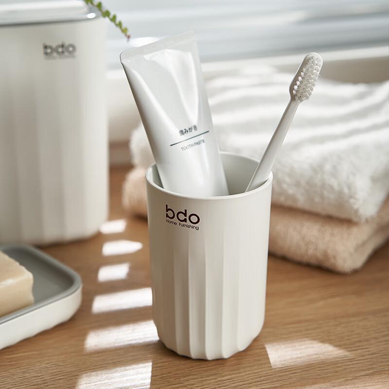 Пластиковый набор стаканов для мытья с скандинавским волнистым узором