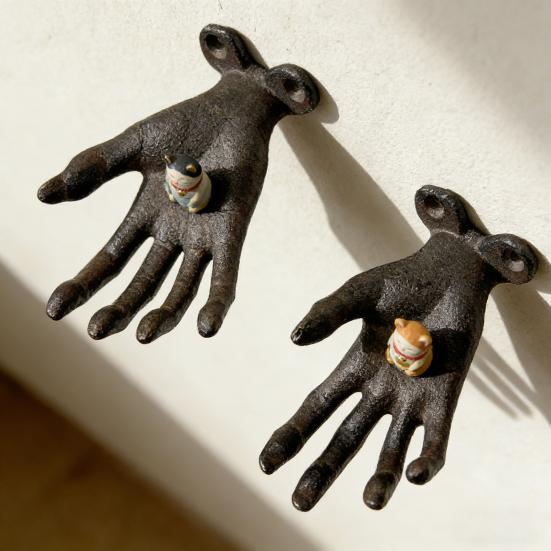 Creepy Hand Wall Hook Metal Distressed Finish Hook Gothic Hand Statue Tealight Candle Holder Hook for Jewelry Rings Entryway Bedroom Indoor Decor