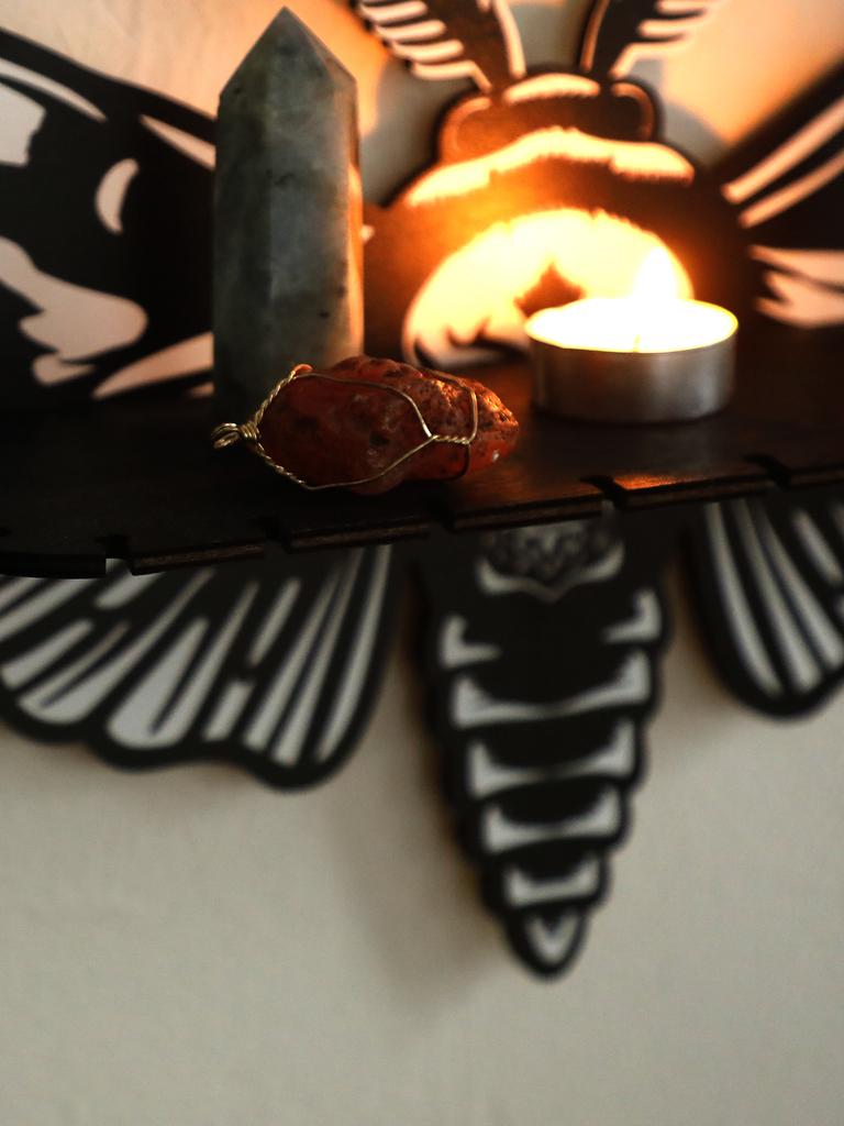 Halloween Crystal Shelf Display Dragonfly Butterfly Floating Wall Shelf for Gothic Home Decor Halloween Party Wall Decorations