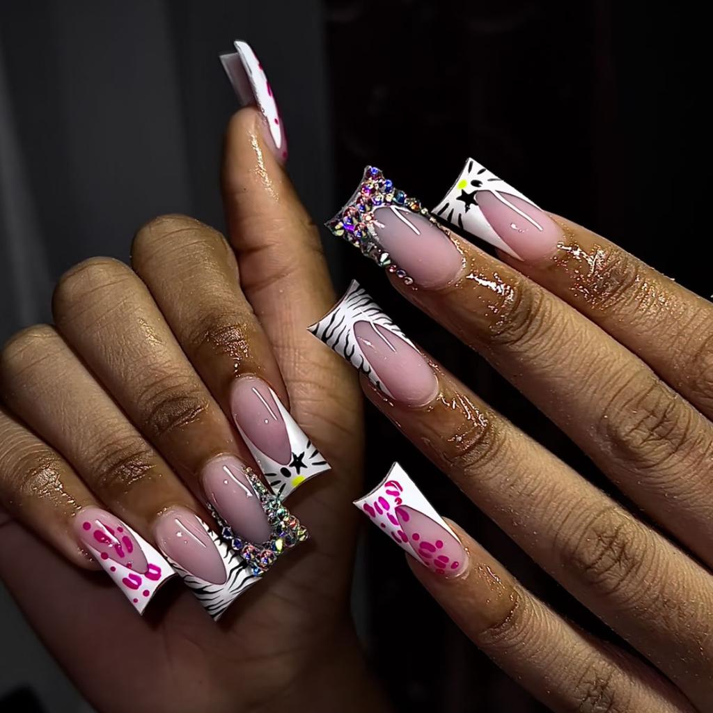 24 Stück Entenschnabel-förmige Falsche Nägel Gold Schmetterling Strass-Design Falsche Nagelspitzen Tragbare Vollabdeckung French Press-on Nägel