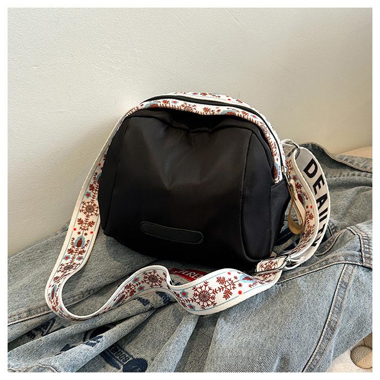 New Simple Casual Single Shoulder Unique Fashion Shell Bag Lightweight Artistic Large Capacity Crossbody Bag