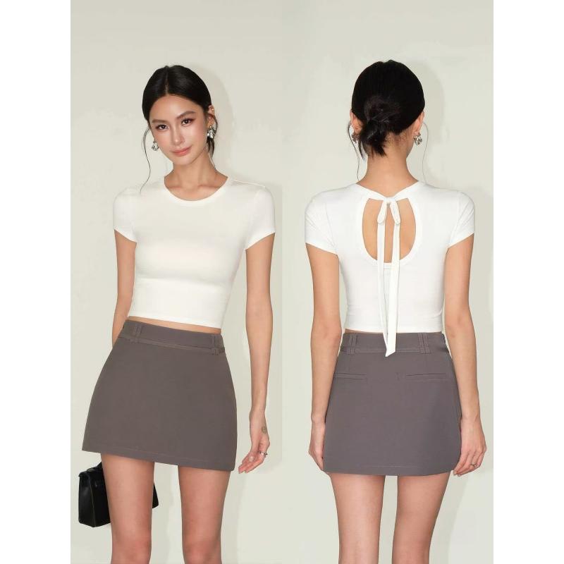T-shirt alla moda ed elegante a maniche corte con taglio posteriore per donna - Un top aderente con scollo rotondo profondo e apertura posteriore.