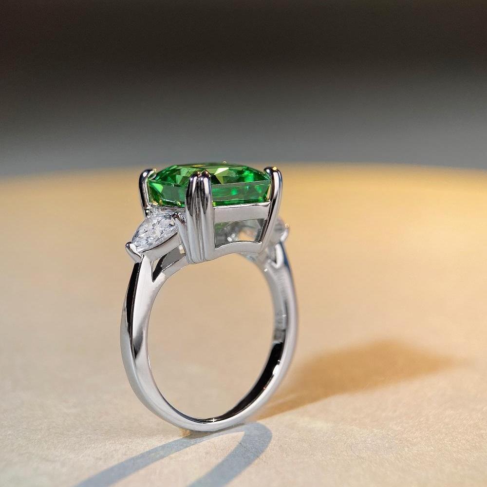2022 S925 Sterling Silver Ring with Emerald Green 5 Carat Zirconia for Women