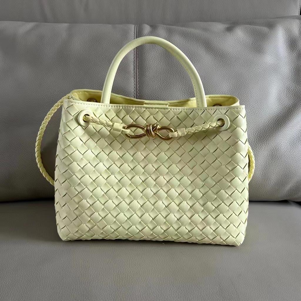 Borsa a tote intrecciata in pelle con fibbia in corda metallica, design di nicchia, portatile a spalla, borsa a cesto per verdura di grande capacità