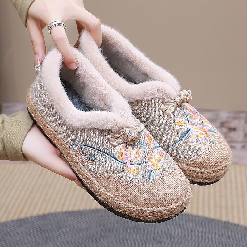 Old Beijing winter women's cotton shoes embroidered and velvet thermal shoes retro one-pedal middle and old Doudou cotton shoes custom
