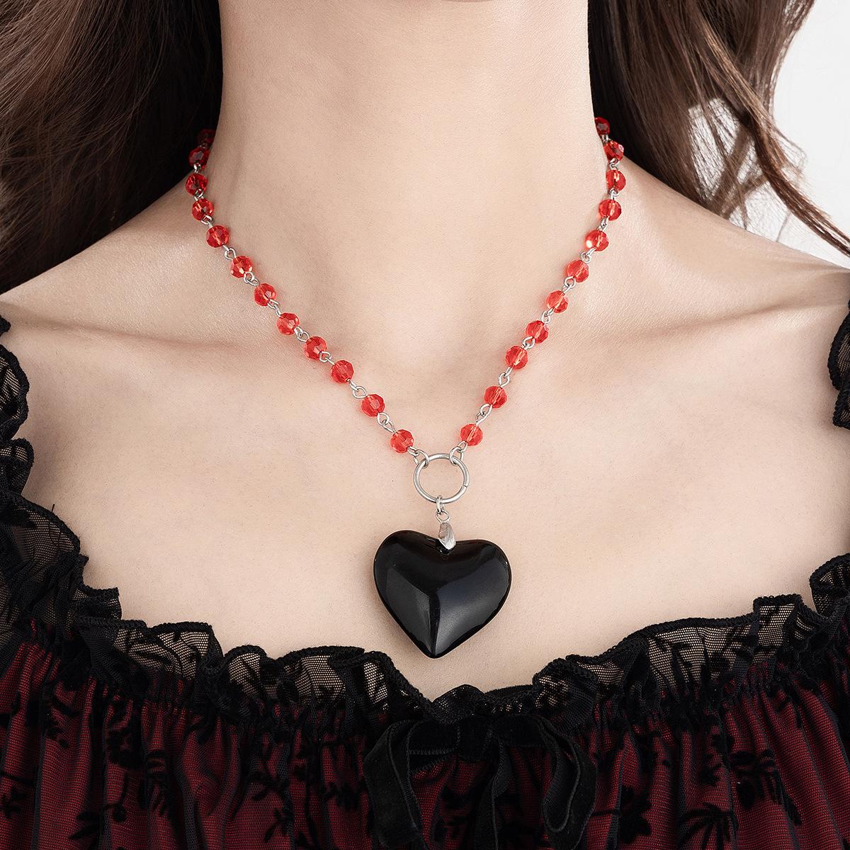

Glass love pendant, simple necklace, personalized sweet and cool crystal black beaded fashion necklace.