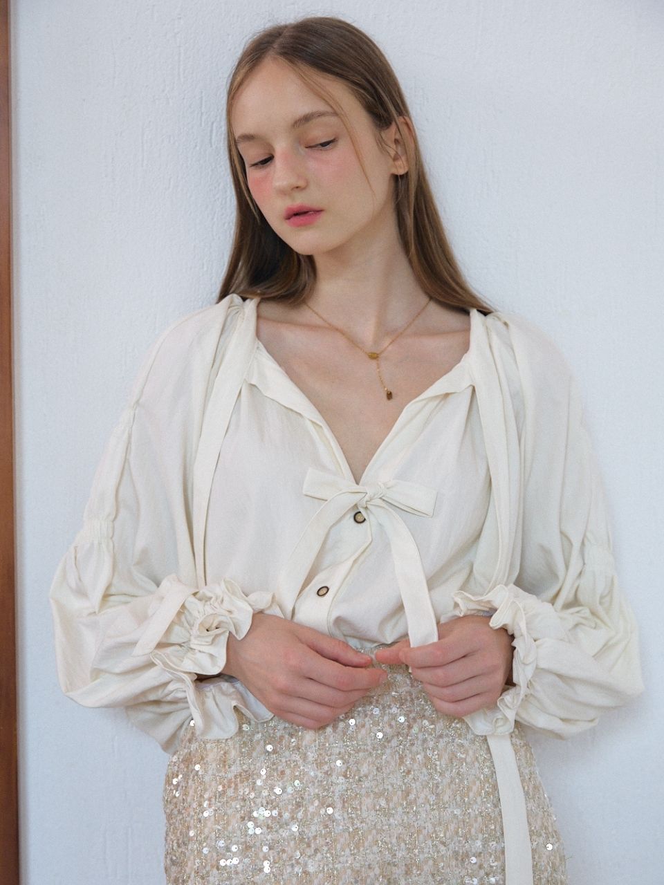 Fabric Seoul Volume Ribbon Loose Blouse_Ivory