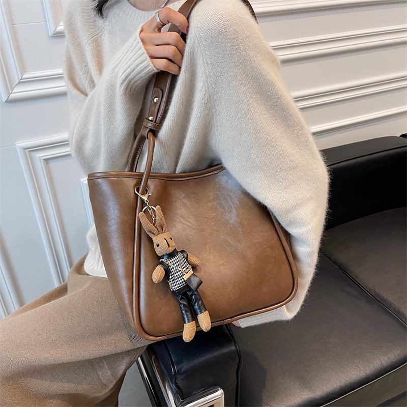 Retro Women's Large Capacity Fashion Tote: Versatile Textured Shoulder Bag for Autumn & Winter