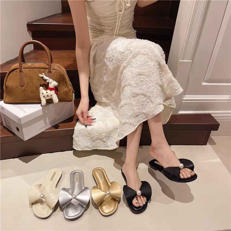Fashion A High-end and Elegant Flip-flops for Women To Wear in Summer in 2025, Featuring A New Bow Pearl French Flat Flip-flops
