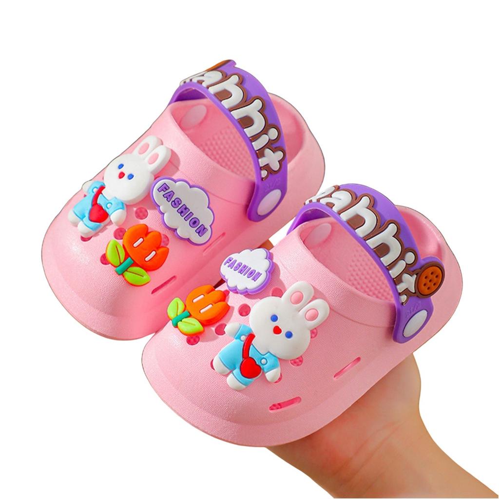 Nuove graziose pantofole a forma di cartone animato per bambini che imparano a camminare