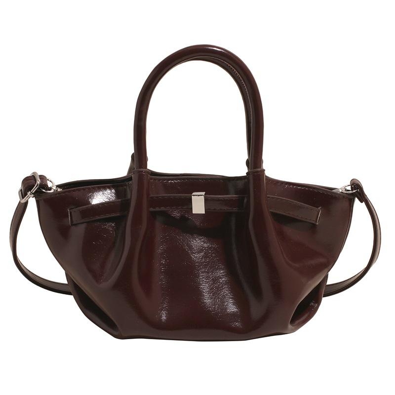 

This year s popular new products are simple, personalized oil wax leather handbags, niche design sense, women s versatile commuter messenger bag