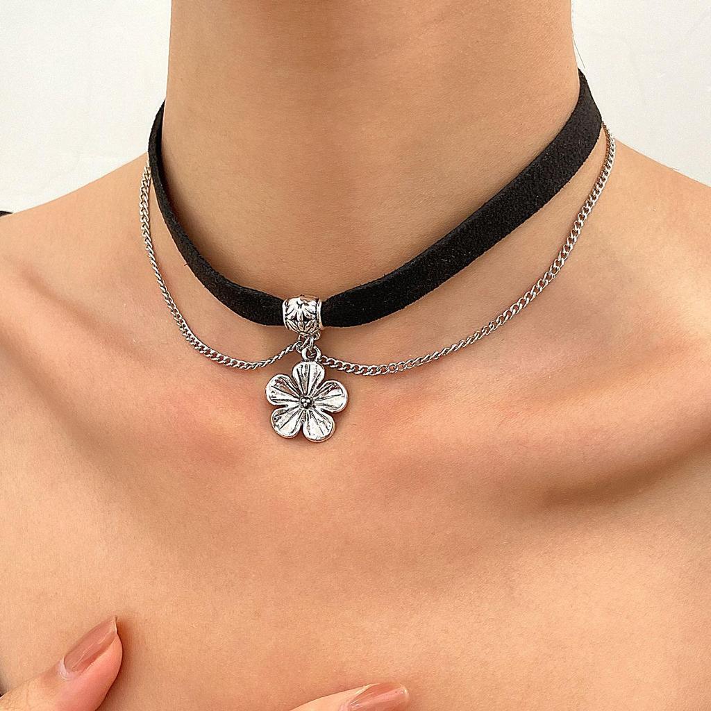 Creative Velvet Snake-Shaped Flower Collar Necklace - Black