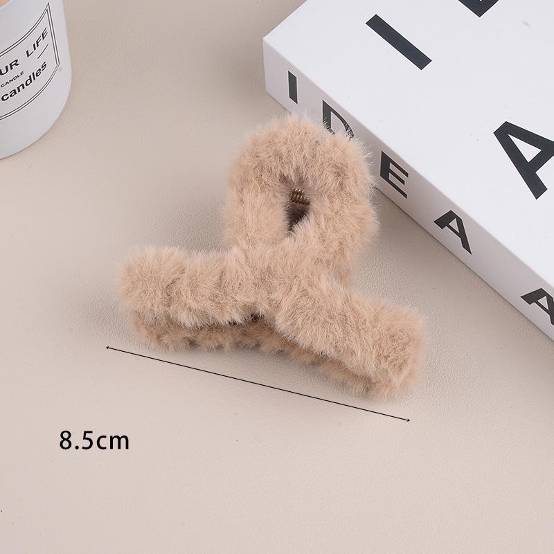Large Milk Coffee Plush Claw Clip: Fluffy Autumn/Winter Hairpin for Women
