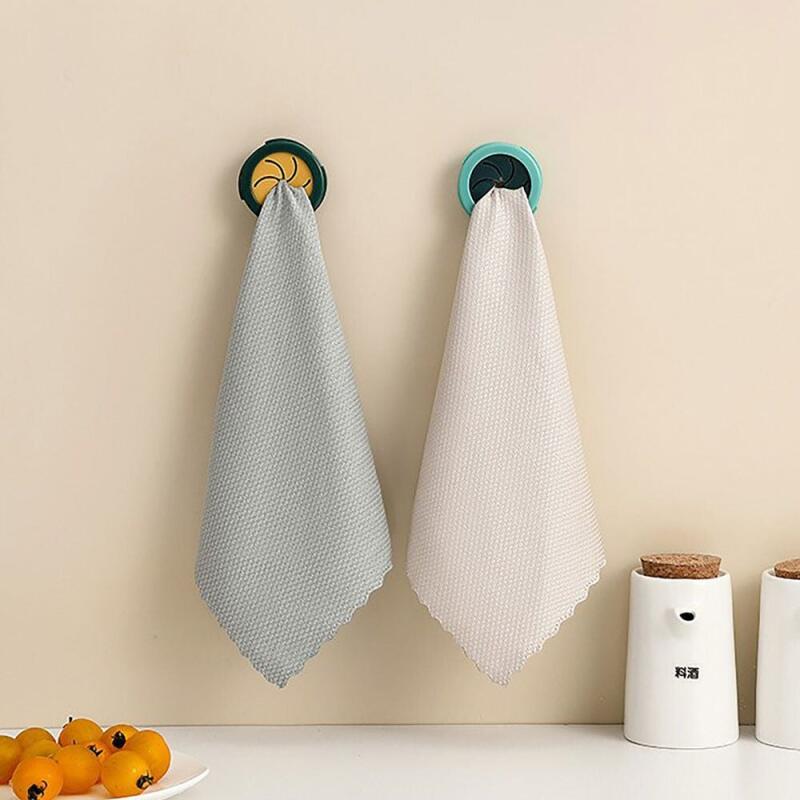 

1 pack of towel racks