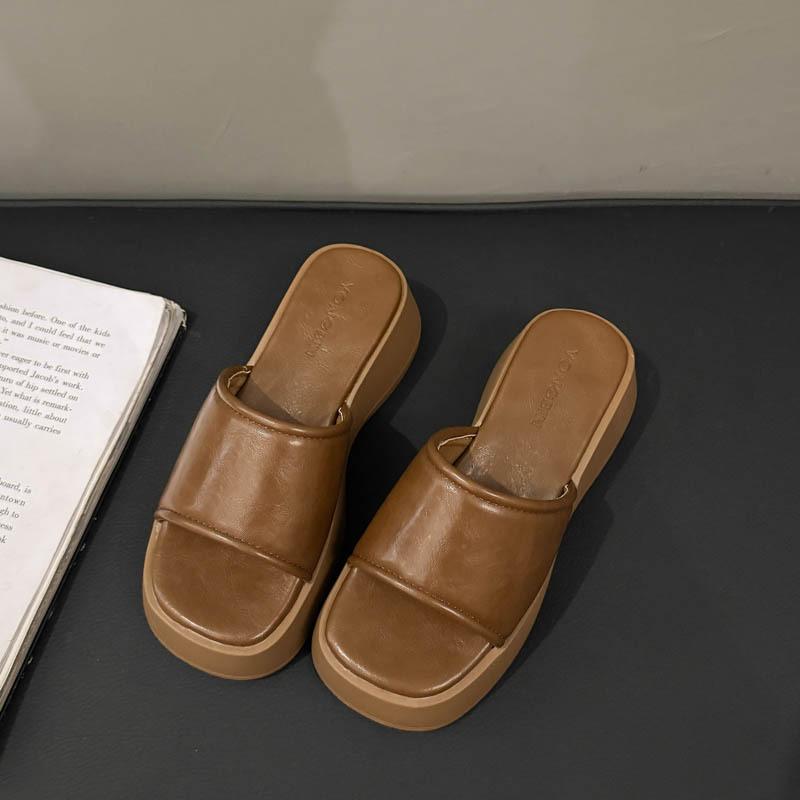 

Маленький человек на высокой толстой подошве крутые тапочки женская обувь лето 2025 новая носка черные тапочки на платформе с перемычкой 39 коричневый