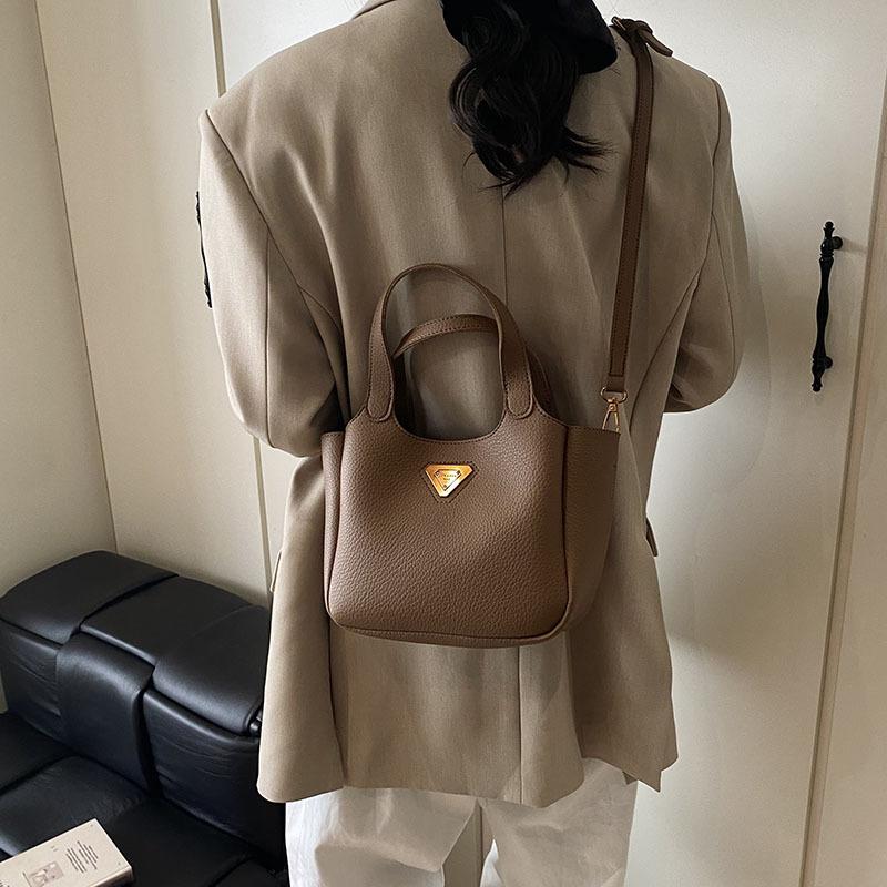 Autumn and Winter Retro Portable Tote Bag Women's 2025 New Bag High Value Versatile Niche Design Shoulder Messenger Bag
