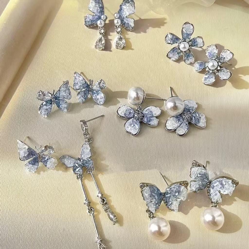 Orecchini a Farfalla Fiore in Perline di Vetro Blu Degradé: Orecchini Estivi Freschi e alla Moda