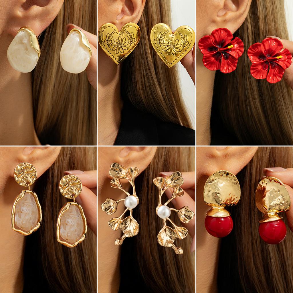 Dawney Exaggerated Retro Pattern Big Love Stud Earrings Female, Fashionable Metal Oil Dripping Flower Resin Earrings