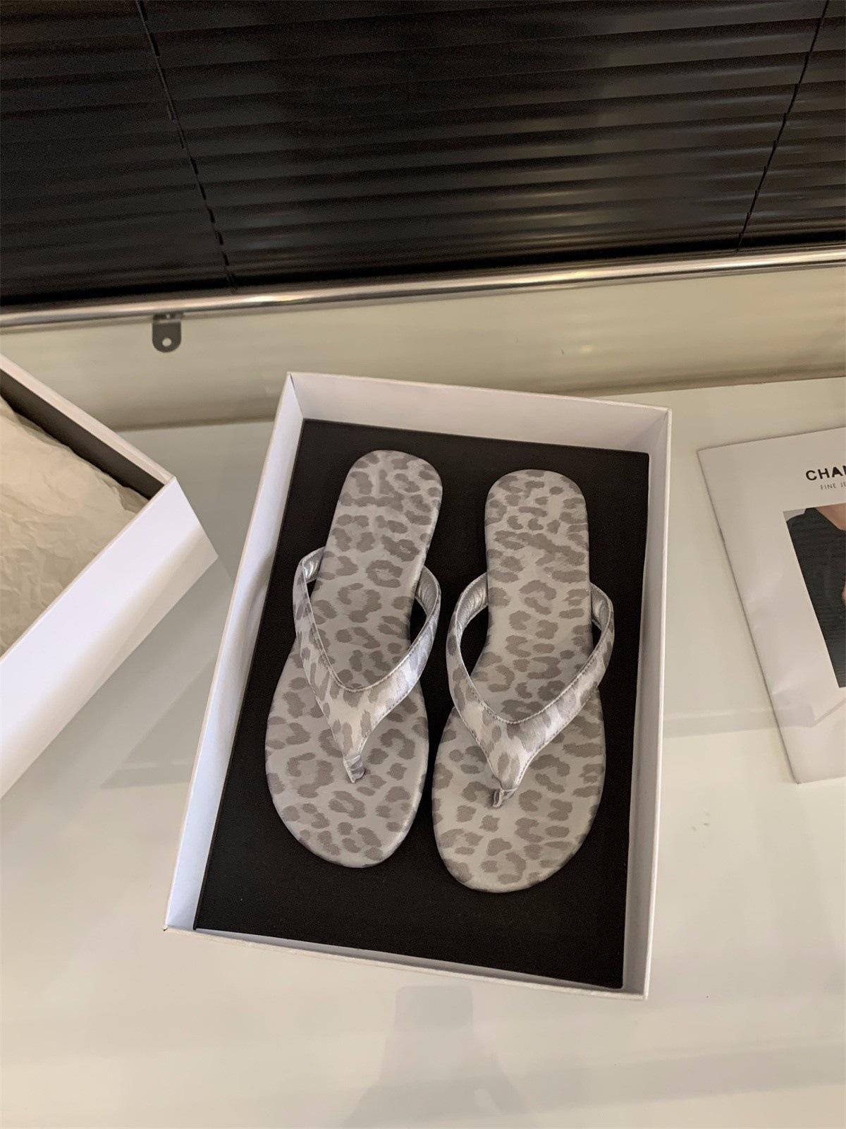 

Leopard print flat-soled flip-flops shoes women s shoes wear with skirts, soft-soled beach sandals 40