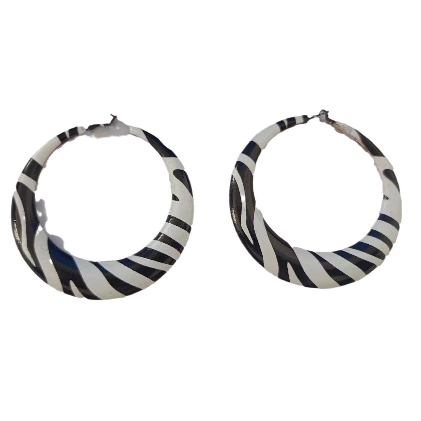 

Ретро сережки-пусети у вигляді кола з леопардовим та коров ячим принтом