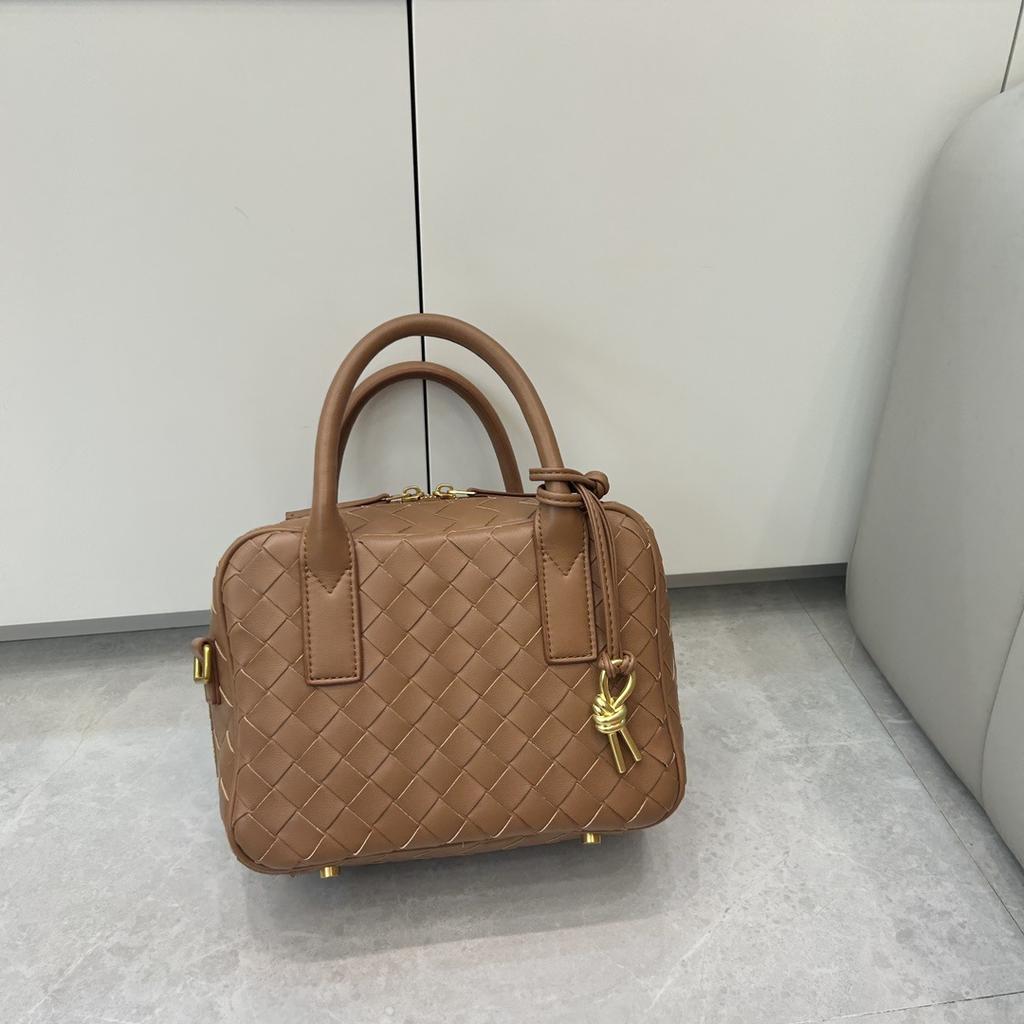 2025 Cross-border leather woven bowling bag, foreign trade explosion, cowhide small square bag, portable messenger shoulder bag, female