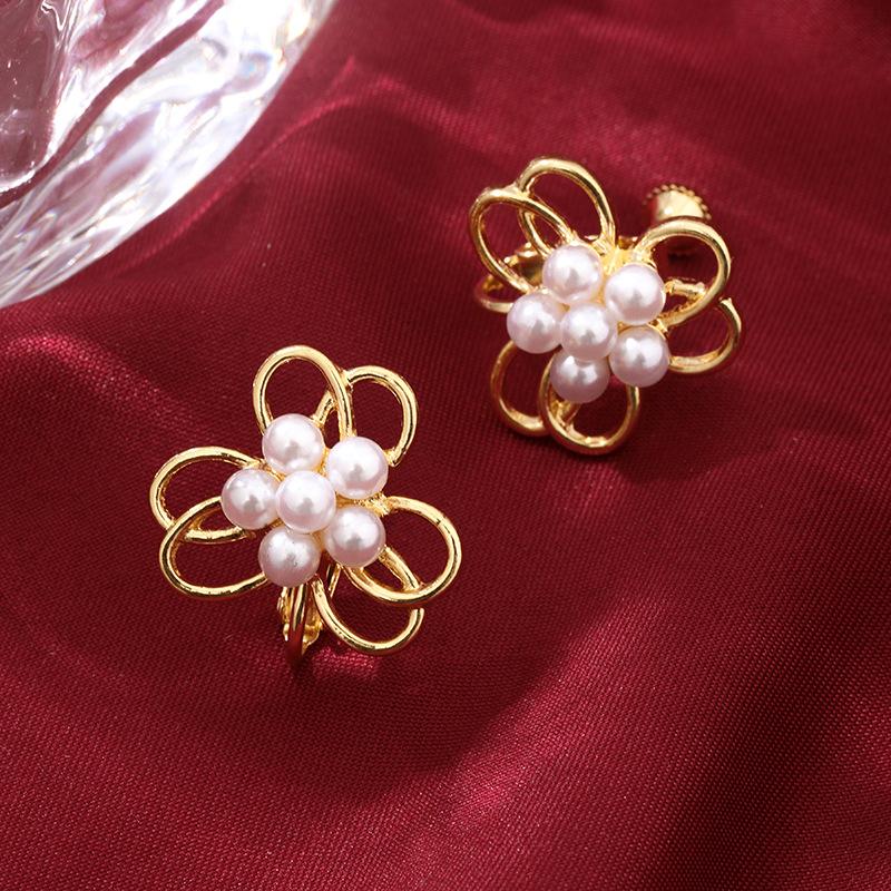 Korean Version of Simple Geometric Pearl Flower Stud Earrings Internet Celebrities Exquisite Commuter Earrings Earrings