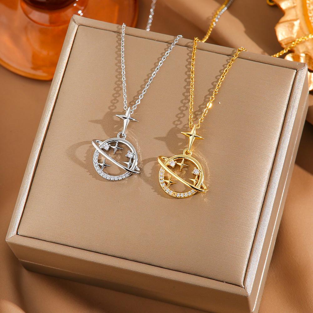 Collier minimaliste et luxueux en acier titane, orné de micro-incrustations planétaires, pour femme. Chaîne ras du cou en acier titane.