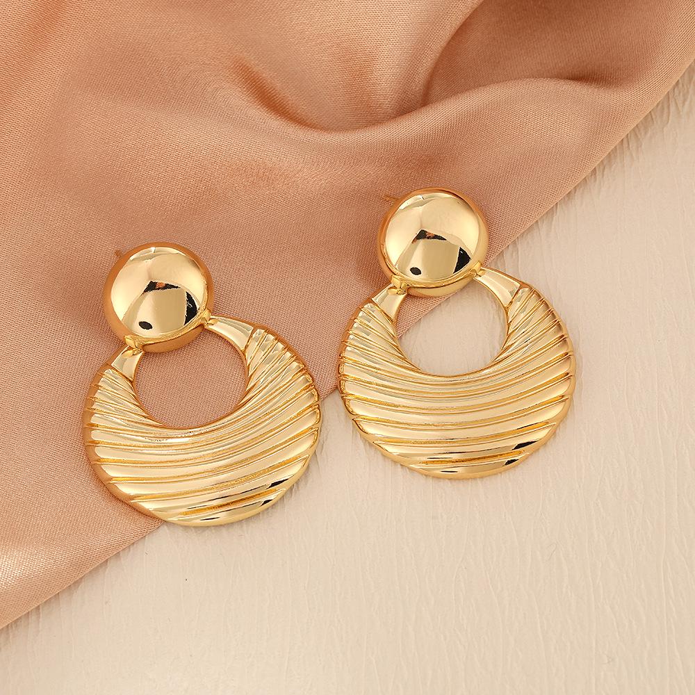 Exaggerated Irregular Ear Studs: European  American Minimalist Earrings with Middle Eastern Luxury and French Retro Style