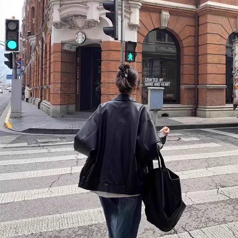 Chaqueta de motociclista retro de cuero marrón para mujer (2024): corta y holgada, ideal para primavera y otoño, estilo coreano.