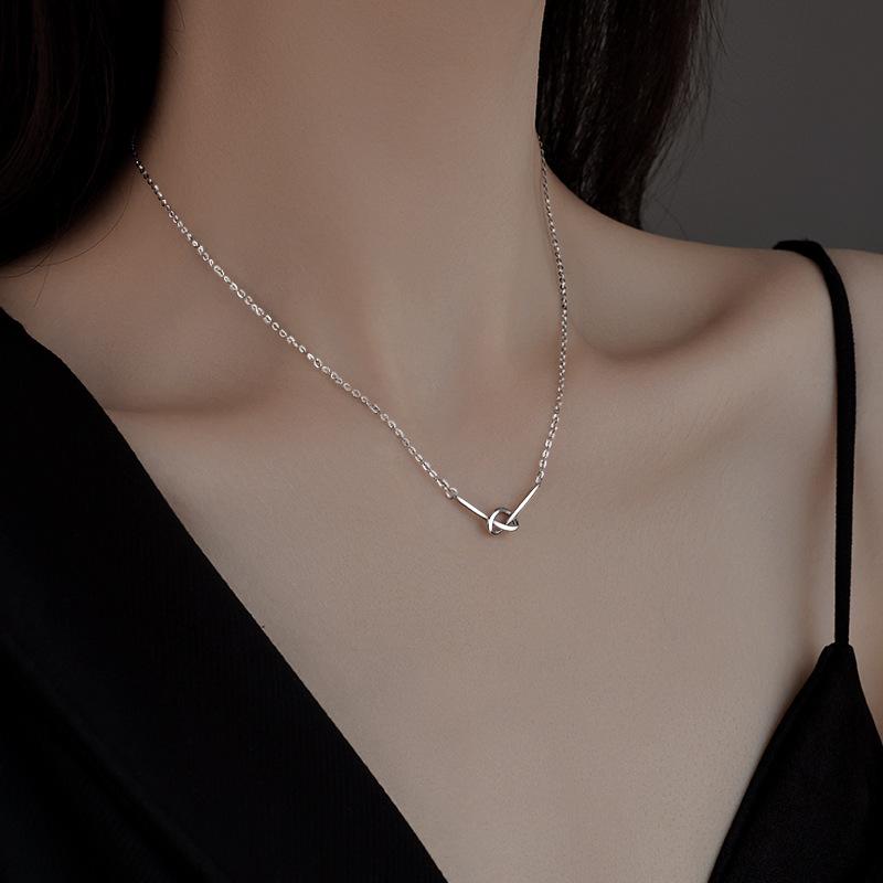 Knot Necklace Women'S Niche Design Sense Clavicle Chain Lamp Luxury High Sense Neck Chain Premium Durable Quality