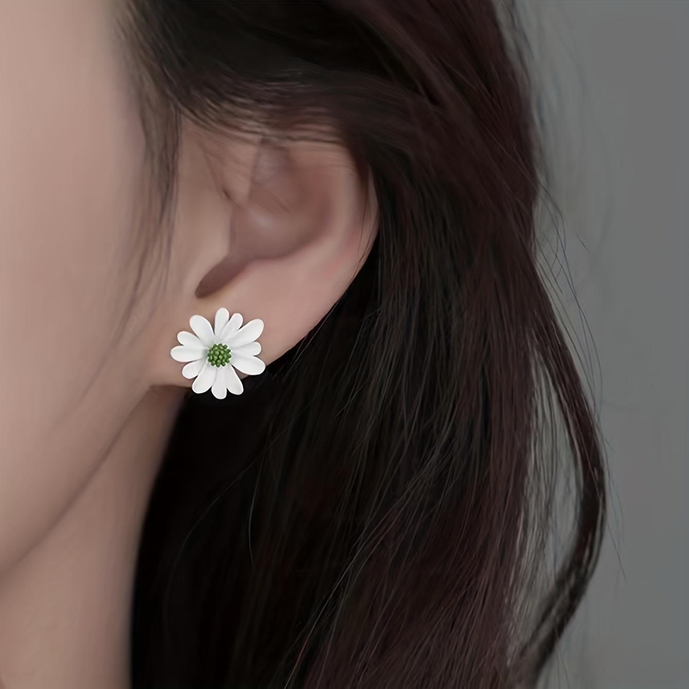 Элегантные асимметричные серьги-пусеты с цветком ромашки — очаровательный подарок — фото 3