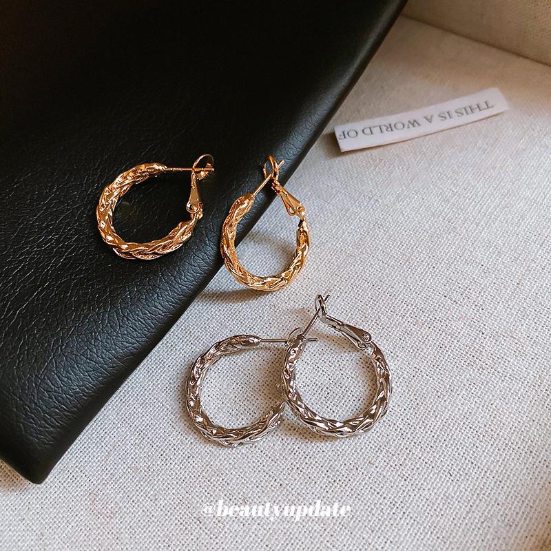 Silver Needle Twist Metal Earrings: Cold Style, Versatile, Fashionable, High-End Light Luxury.