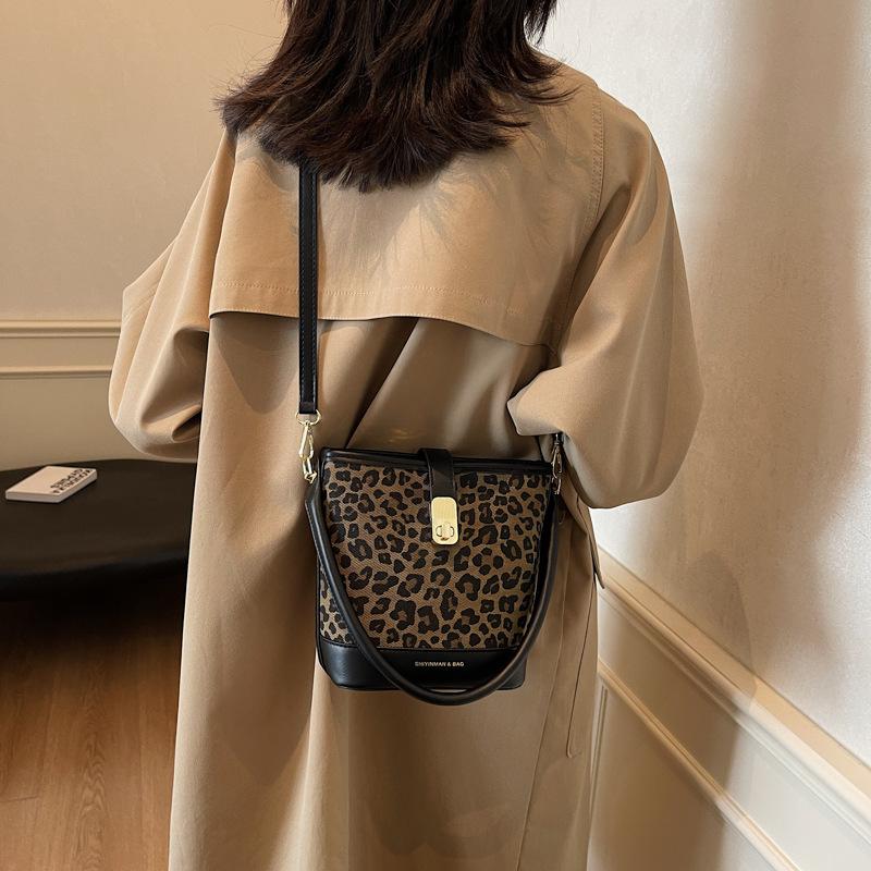 Autumn and Winter Super Fire Niche Leopard Print Bag Women's 2025 New Popular Versatile Messenger Bag Exquisite Portable Bucket Bag